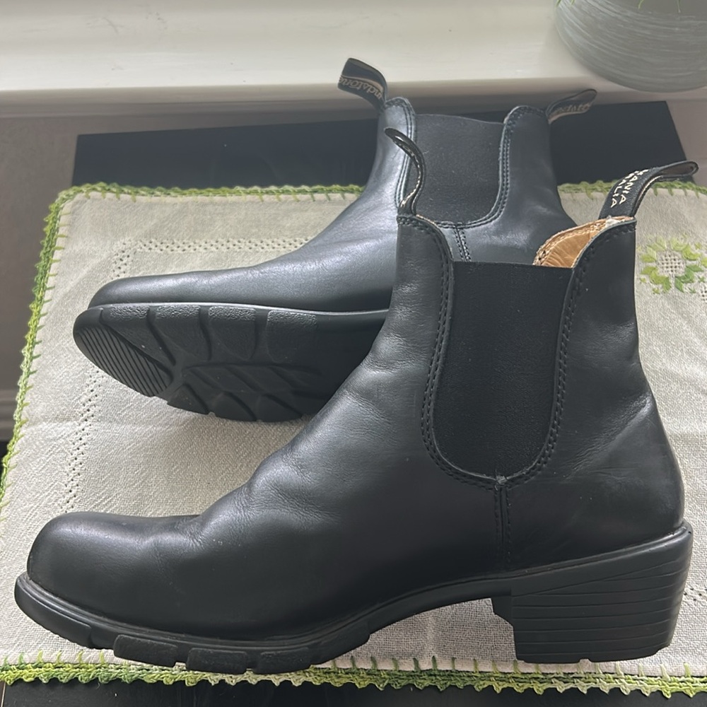 BLUNDSTONE WOMEN'S SERIES HEELED BOOTS - BLACK SIZE 10